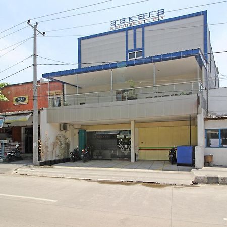 Reddoorz Near Uns Solo Hotel Exterior photo