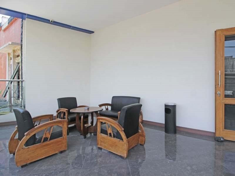 Reddoorz Near Uns Solo Hotel Exterior photo
