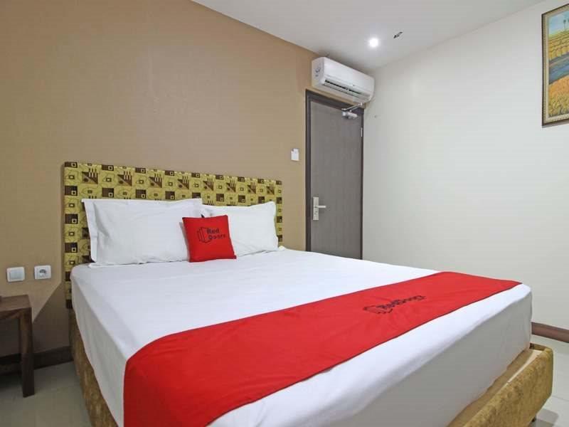 Reddoorz Near Uns Solo Hotel Exterior photo
