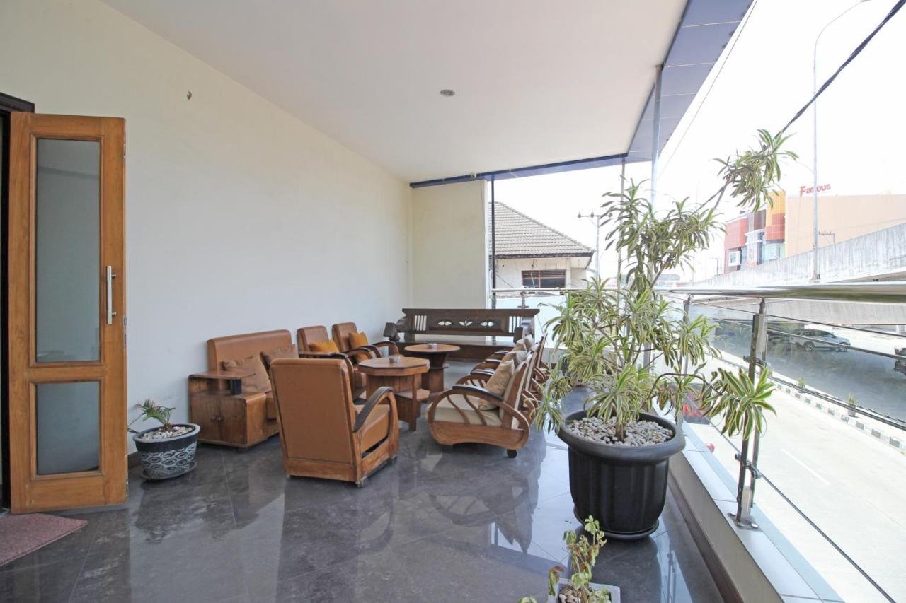 Reddoorz Near Uns Solo Hotel Exterior photo