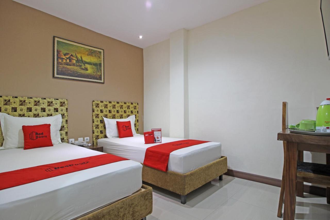 Reddoorz Near Uns Solo Hotel Exterior photo
