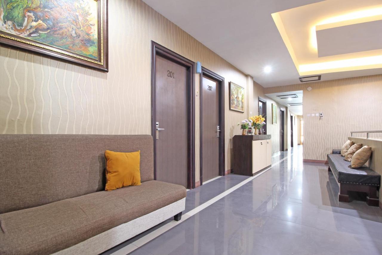 Reddoorz Near Uns Solo Hotel Exterior photo