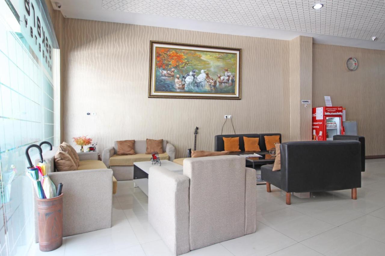 Reddoorz Near Uns Solo Hotel Exterior photo