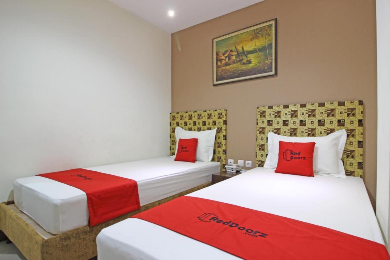 Reddoorz Near Uns Solo Hotel Exterior photo