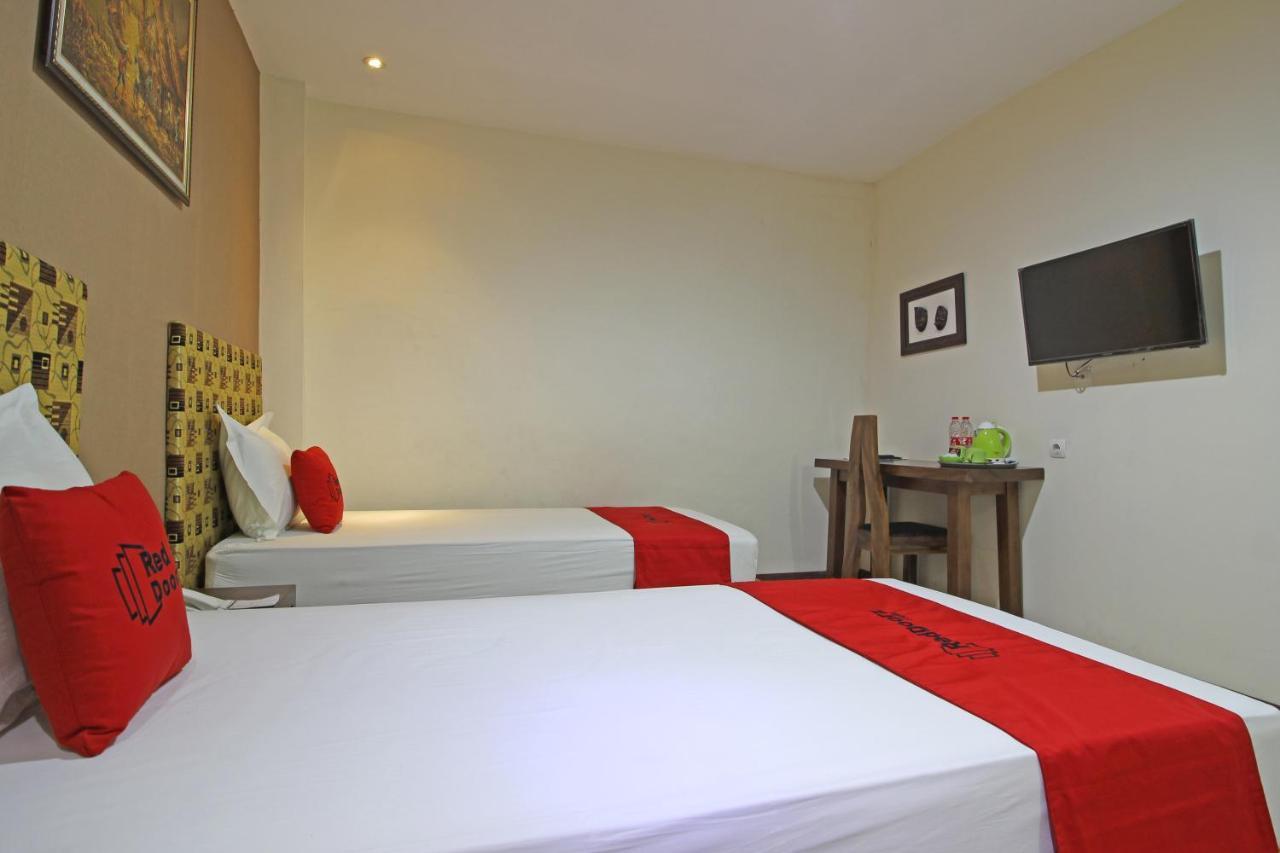 Reddoorz Near Uns Solo Hotel Exterior photo