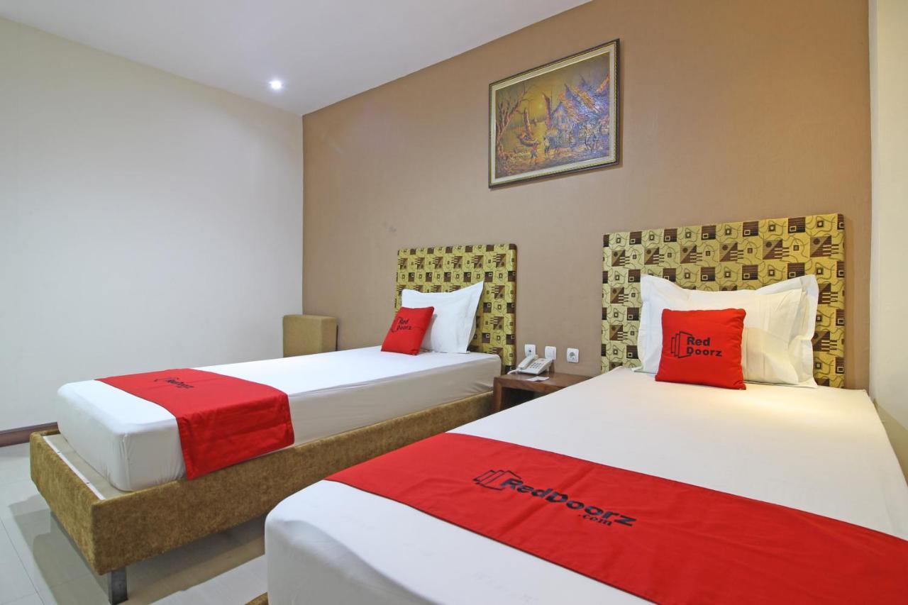 Reddoorz Near Uns Solo Hotel Exterior photo
