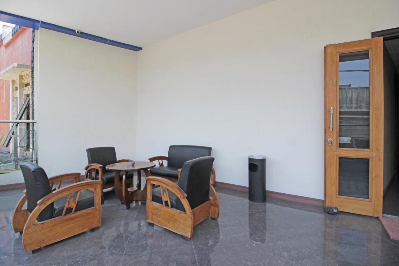 Reddoorz Near Uns Solo Hotel Exterior photo