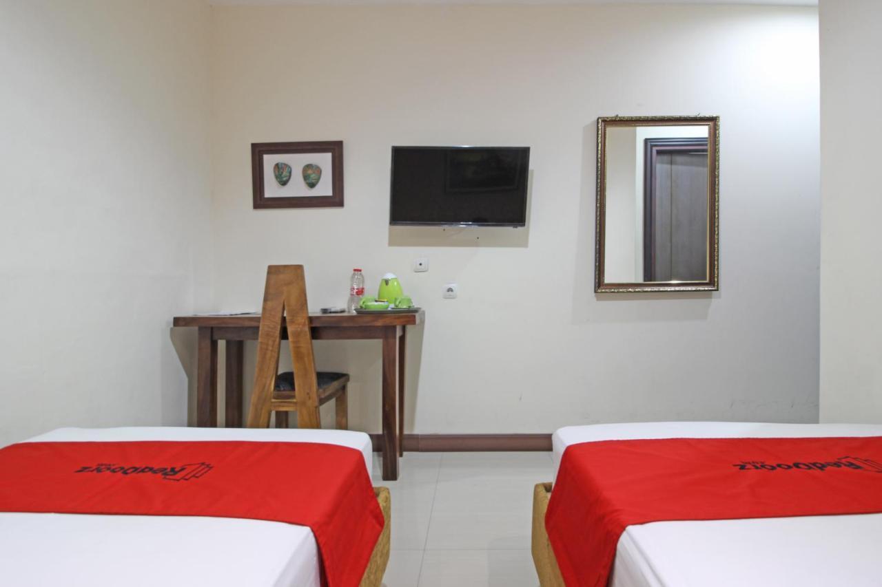 Reddoorz Near Uns Solo Hotel Exterior photo