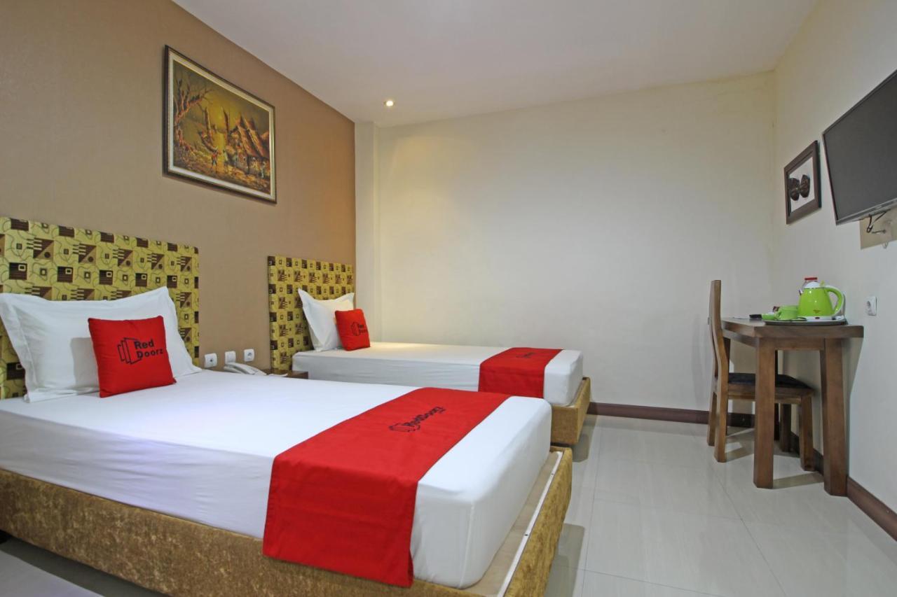 Reddoorz Near Uns Solo Hotel Exterior photo