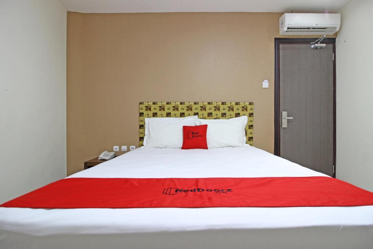 Reddoorz Near Uns Solo Hotel Exterior photo