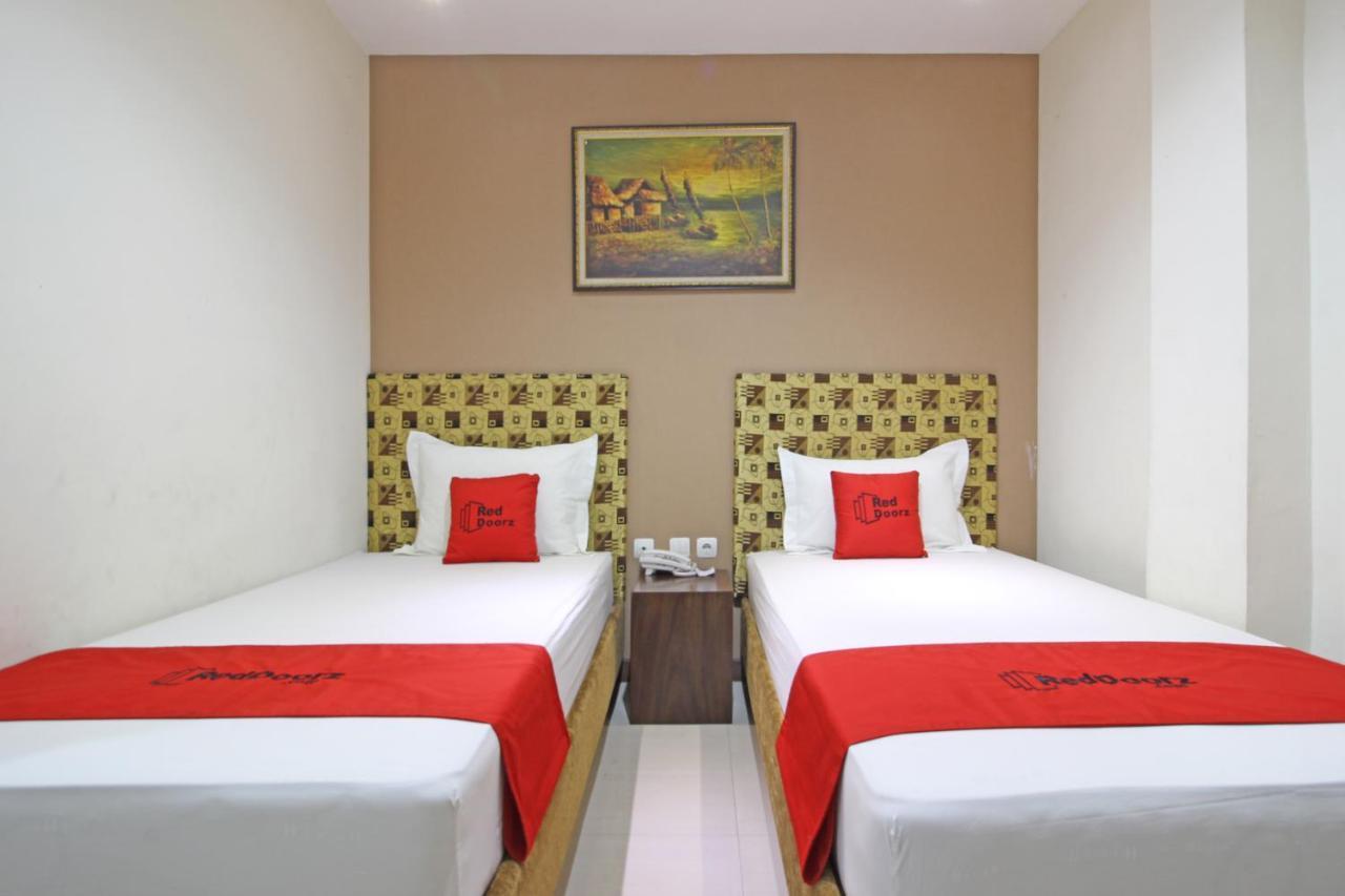 Reddoorz Near Uns Solo Hotel Exterior photo