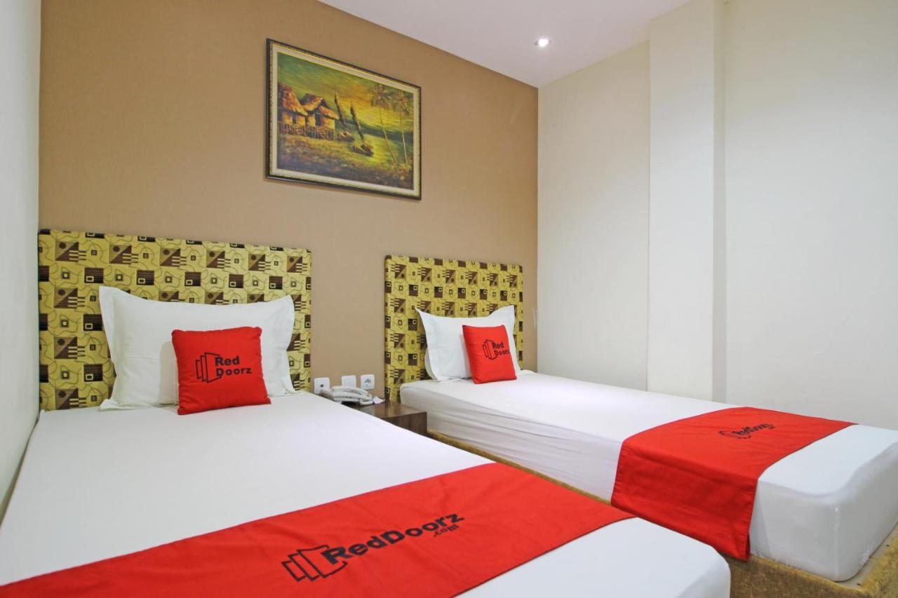 Reddoorz Near Uns Solo Hotel Exterior photo