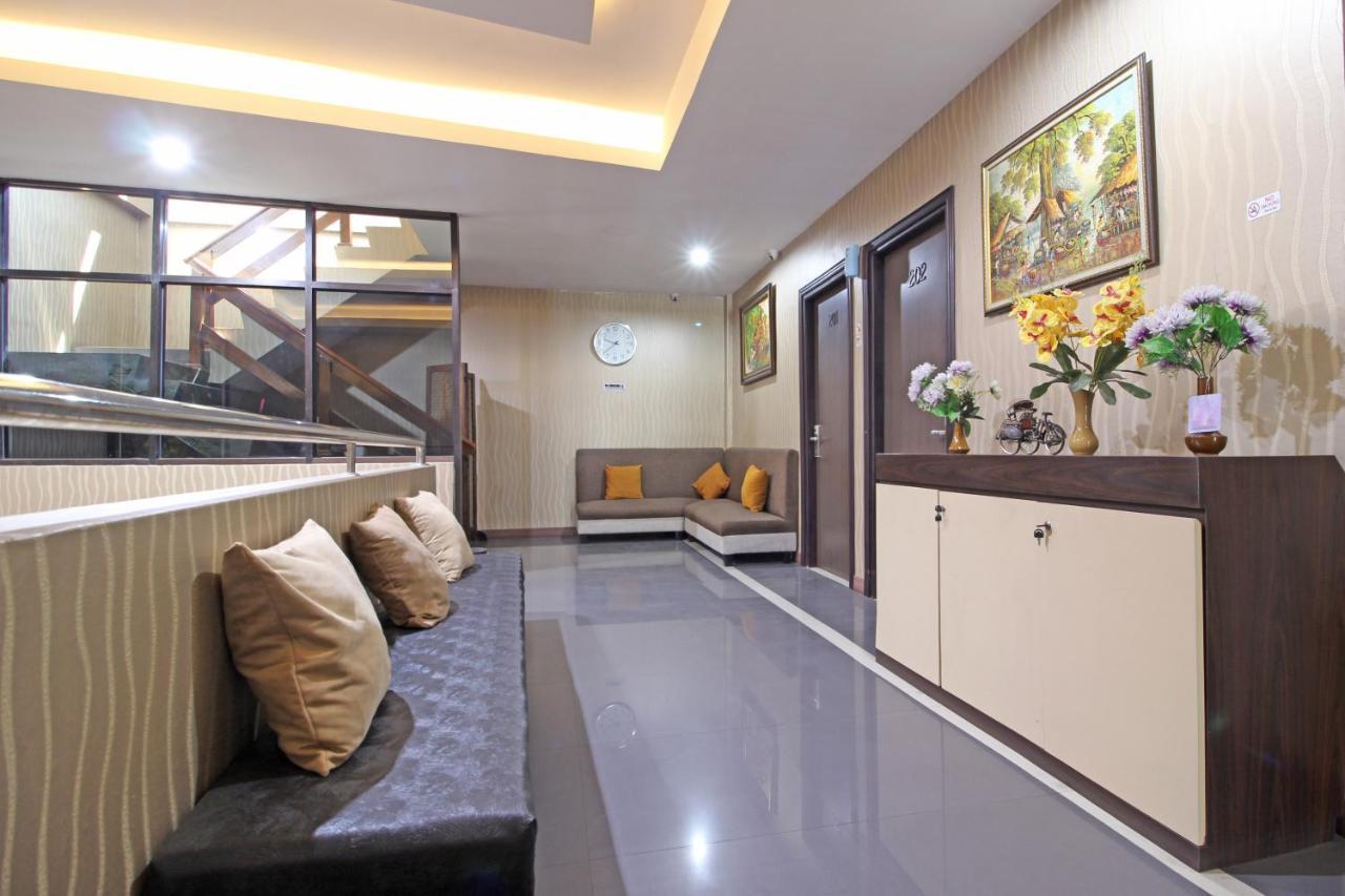 Reddoorz Near Uns Solo Hotel Exterior photo