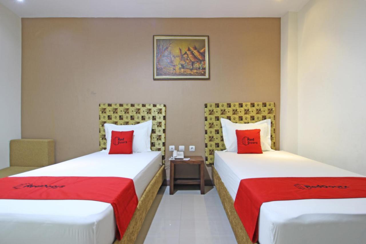 Reddoorz Near Uns Solo Hotel Exterior photo